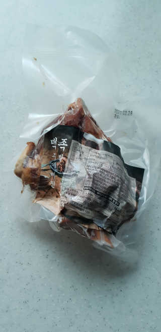 행복먹거리공작소 맥족. 맥주에 빠진 족발 550g + 마늘소스 70g — 4점을 준 리뷰어가 2020년 1월 올린 사용 사진