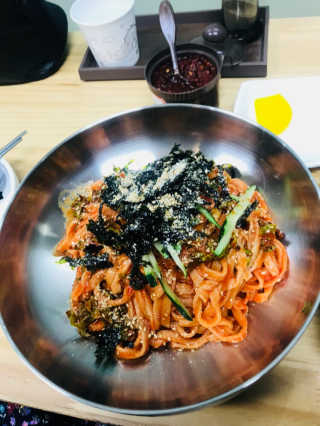 칼국수에끌림 [칼국수에 끌림] 손칼국수+비빔칼국수+왕만두4개 — 5점을 준 리뷰어가 2018년 9월 올린 사용 사진