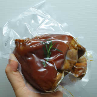 행복먹거리공작소 맥족. 맥주에 빠진 족발 550g + 마늘소스 70g — 5점을 준 리뷰어가 2020년 2월 올린 사용 사진