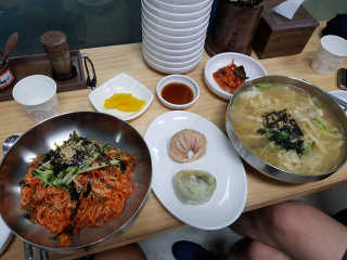 칼국수에끌림 [칼국수에 끌림] 손칼국수+비빔칼국수+왕만두4개 — 4.67점을 준 리뷰어가 2018년 9월 올린 사용 사진