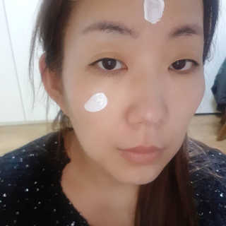 피움 스킨바리스타 2in1 화이트 페이스 퍼펙션 50ml — 4.33점을 준 리뷰어가 2018년 11월 올린 사용 사진
