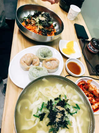 칼국수에끌림 [칼국수에 끌림] 손칼국수+비빔칼국수+왕만두4개 — 4.67점을 준 리뷰어가 2018년 10월 올린 사용 사진