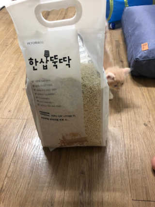 [펫토리아]한삽뚝딱 프리미엄 고양이 두부모래 — 4점을 준 리뷰어가 2019년 8월 올린 사용 사진
