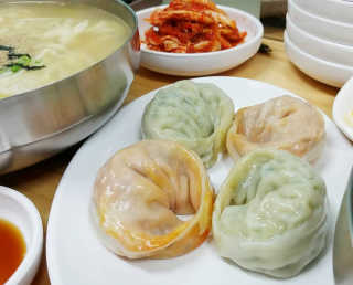 칼국수에끌림 [칼국수에 끌림] 손칼국수+비빔칼국수+왕만두4개 — 5점을 준 리뷰어가 2018년 9월 올린 사용 사진