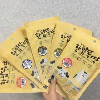 [펫토리아] 강아지,고양이겸용 짜먹는 한입뚝딱 — 5점을 준 리뷰어가 2019년 2월 올린 사용 사진
