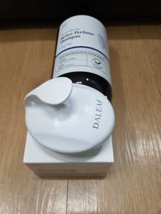 달리프 베러 퍼퓸 샴푸 1000ml 레이니데이 or 일랑로즈 — 4.5점을 준 리뷰어가 2018년 9월 올린 사용 사진