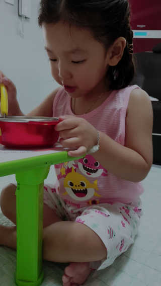 [베이비앤아이] 핑크퐁 아기상어 유아 민소매 상하복 — 5점을 준 리뷰어가 2019년 6월 올린 사용 사진