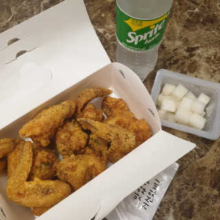 [치킨마루]-  빠사칸윙봉현미 + 콜라 500ml — 5점을 준 리뷰어가 2019년 7월 올린 사용 사진
