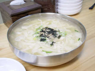 칼국수에끌림 [칼국수에 끌림] 손칼국수+비빔칼국수+왕만두4개 — 5점을 준 리뷰어가 2018년 10월 올린 사용 사진