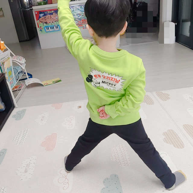 레트로 미키 그래픽 맨투맨 리뷰 사진