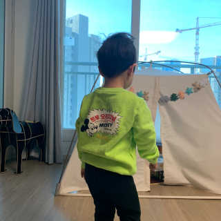 인디고뱅크키즈 레트로 미키 그래픽 맨투맨 — 5점을 준 리뷰어가 2020년 2월 올린 사용 사진