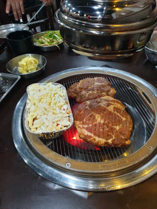 [두툼갈비] 두툼갈비 2인분 + 매콤치즈버섯 set — 5점을 준 리뷰어가 2018년 10월 올린 사용 사진
