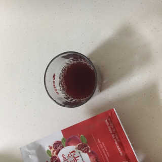 프롬바이오 오직 석류만 [그대로100 석류즙] 하루 1포로 건강하게 — 2.5점을 준 리뷰어가 2019년 10월 올린 사용 사진