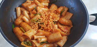 홍대미미네국물떡볶이 [홍대미미네]오리지널 국물 떡볶이4팩 + 라면사리 — 5점을 준 리뷰어가 2019년 4월 올린 사용 사진