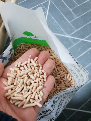 [펫토리아] BEST 고양이두부모래 6L 한삽뚝딱 — 4점을 준 리뷰어가 2019년 2월 올린 사용 사진