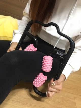 뭅뭅 바디핏레그롤러 종아리 허벅지 하체 마사지기 — 4.5점을 준 리뷰어가 2019년 9월 올린 사용 사진