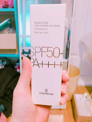 코스메티 블랙티 톤업  화이트 선크림 — 3.83점을 준 리뷰어가 2018년 4월 올린 사용 사진