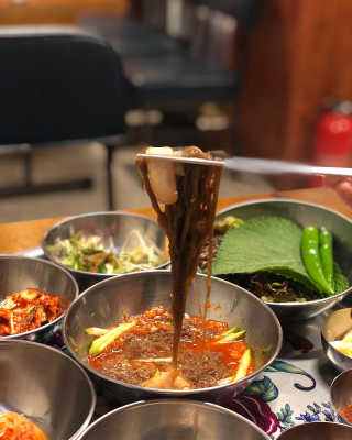 [동네맛집족발] 4개 족발 중 택1 — 5점을 준 리뷰어가 2020년 1월 올린 사용 사진