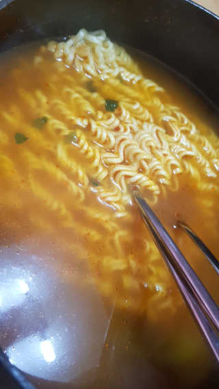 라면 그대로가 제일 맛있는 더엄마라면 — 3점을 준 리뷰어가 2019년 6월 올린 사용 사진