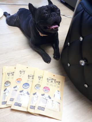 [펫토리아]짜먹는 한입뚝딱 강아지.고양이 마약간식 — 4점을 준 리뷰어가 2019년 8월 올린 사용 사진