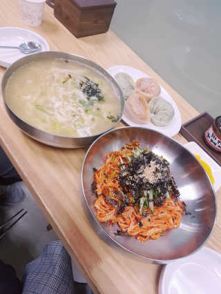 칼국수에끌림 [칼국수에 끌림] 손칼국수+비빔칼국수+왕만두4개 — 5점을 준 리뷰어가 2018년 9월 올린 사용 사진