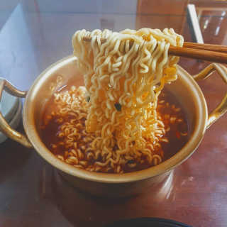 라면 그대로가 제일 맛있는 더엄마라면 — 5점을 준 리뷰어가 2019년 7월 올린 사용 사진