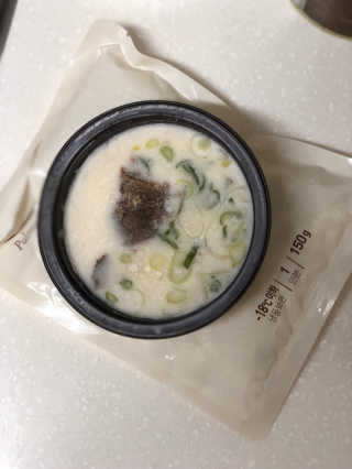[풀무원] 사골곰탕국밥 황태해장국밥 — 4점을 준 리뷰어가 2018년 6월 올린 사용 사진