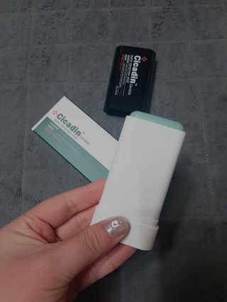 [미샤] 시카딘 센텔라 물스틱 선 SPF 50+ PA++++ — 4점을 준 리뷰어가 2019년 4월 올린 사용 사진
