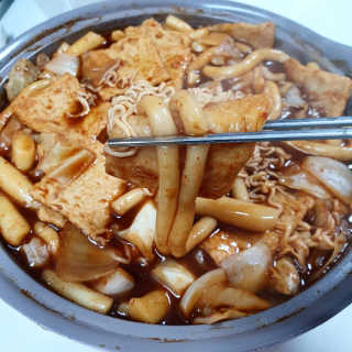 잠실맛집,홍코너떡볶이가우리집에[옛날맛,짜장맛옵션] — 2점을 준 리뷰어가 2019년 12월 올린 사용 사진