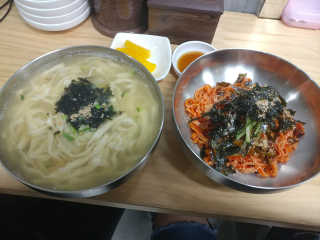 칼국수에끌림 [칼국수에 끌림] 손칼국수+비빔칼국수+왕만두4개 — 4점을 준 리뷰어가 2018년 10월 올린 사용 사진