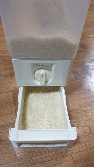 창신리빙 [프랑코 다이얼 계량 쌀통 12kg] 똑똑한 정리 수납 — 4.5점을 준 리뷰어가 2019년 2월 올린 사용 사진
