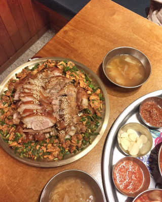 [동네맛집족발] 4개 족발 중 택1 — 5점을 준 리뷰어가 2019년 12월 올린 사용 사진