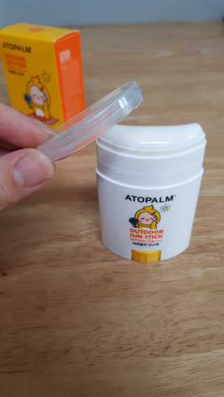 아토팜 야외놀이 선스틱 SPF50+ PA++++ — 4점을 준 리뷰어가 2020년 3월 올린 사용 사진