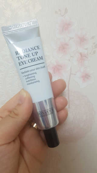 보나쥬르 래디언스 톤업 아이크림 30ml — 5점을 준 리뷰어가 2018년 8월 올린 사용 사진