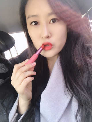 [블랙루즈] 로즈 벨벳 립스틱 택1+랜덤1 — 5점을 준 리뷰어가 2019년 1월 올린 사용 사진