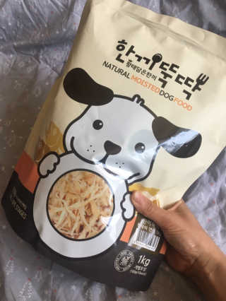 [펫토리아] 맛도 영양도 BEST 한끼뚝딱 강아지 사료 — 4점을 준 리뷰어가 2019년 4월 올린 사용 사진