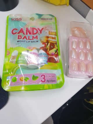 키스뉴욕 캔디밤+프레스앤고 세트 — 3.83점을 준 리뷰어가 2018년 6월 올린 사용 사진