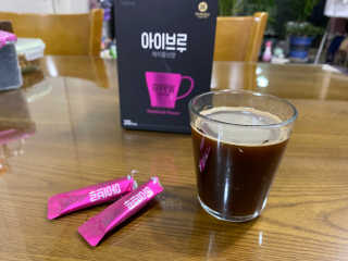 한국맥널티 아이브루 헤이즐넛향 100T — 5점을 준 리뷰어가 2019년 10월 올린 사용 사진
