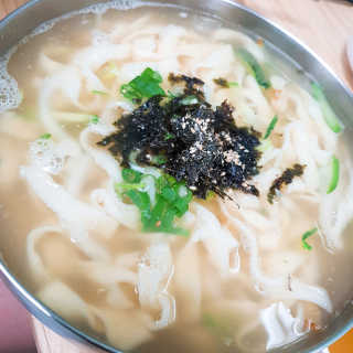 칼국수에끌림 [칼국수에 끌림] 손칼국수+비빔칼국수+왕만두4개 — 5점을 준 리뷰어가 2018년 9월 올린 사용 사진