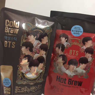 한국야쿠르트 콜드브루, 핫브루 액상스틱 BTS 일러스트 — 5점을 준 리뷰어가 2018년 11월 올린 사용 사진