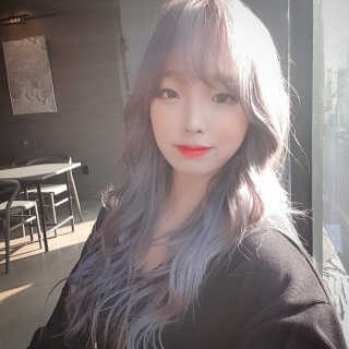 나틴다 아트인블랙 립스틱 — 5점을 준 리뷰어가 2019년 3월 올린 사용 사진