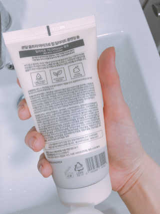 쿤달 울트라 마이크로휩 일라이트 클렌징폼 — 4점을 준 리뷰어가 2018년 1월 올린 사용 사진