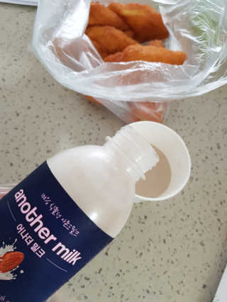 식사대용 아몬드밀크 어나더밀크 500ml X 2병 — 5점을 준 리뷰어가 2018년 9월 올린 사용 사진