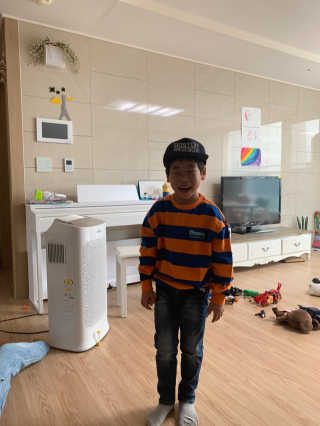인디고뱅크키즈 스트라이프 루즈핏 맨투맨 — 5점을 준 리뷰어가 2020년 3월 올린 사용 사진