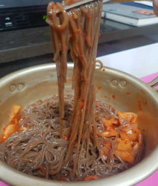 유천냉면 유천 비빔냉면 2인분+메밀지짐만두 280g — 5점을 준 리뷰어가 2018년 6월 올린 사용 사진