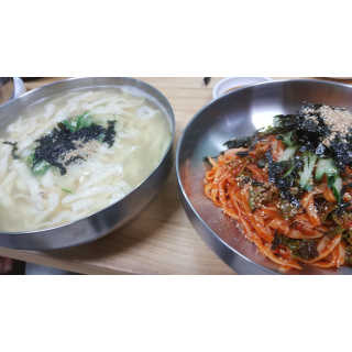 칼국수에끌림 [칼국수에 끌림] 손칼국수+비빔칼국수+왕만두4개 — 5점을 준 리뷰어가 2018년 10월 올린 사용 사진