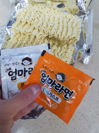 라면 그대로가 제일 맛있는 더엄마라면 — 5점을 준 리뷰어가 2019년 7월 올린 사용 사진