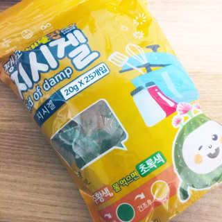 쨍하고 해뜰집 재사용 가능한 로하스 인증 지시겔 제습제 25g 20개입 — 5점을 준 리뷰어가 2019년 9월 올린 사용 사진