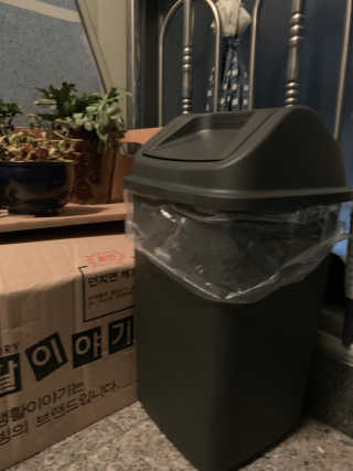창신리빙 프랑코 퍼블릭 스윙 휴지통 10L, 25L, 35L — 4점을 준 리뷰어가 2019년 8월 올린 사용 사진