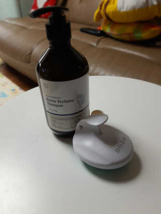 달리프 베러 퍼퓸 샴푸 1000ml 레이니데이 or 일랑로즈 — 2점을 준 리뷰어가 2020년 2월 올린 사용 사진